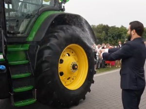 Wiceminister dostał w prezencie ciągnik warty 1,5 mln zł. Polityk wydał oświadczenie