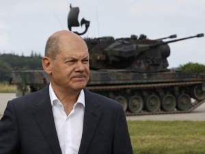 Kanclerz Scholz odwiedził poligon, na którym szkolą się ukraińscy żołnierze. Zapewnił o wsparciu Niemiec 
