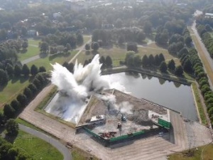 [WIDEO] Spektakularne! Tak na Łotwie runął gigantyczny sowiecki pomnik w Parku Zwycięstwa