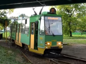 Ubolewamy nad treścią. Szokująca reklama w poznańskim tramwaju 