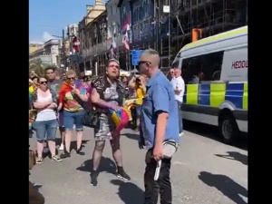 Lesbijki zostały wyrzucone z parady LGBT w Cardiff ponieważ... przeszkadzały transkobietom [VIDEO]