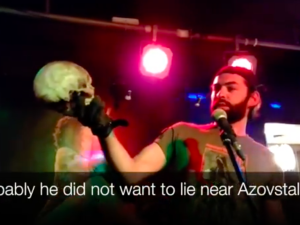 „Trzyma w ręku czaszkę ukraińskiego żołnierza”. Szokujące wystąpienie rosyjskiego najemnika [WIDEO]