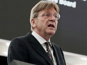 Guy Verhofstadt: „Bez względu na to, jak kluczową rolę Polska odgrywa w pomaganiu Ukrainie, NIE otrzyma unijnych funduszy”