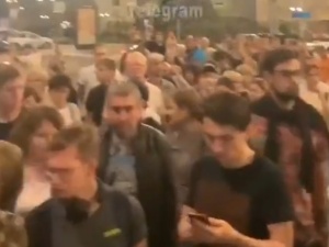 Rosjanie uciekają. Tłumy ludzi na dworcu w Biełgorodzie [WIDEO]