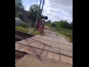 HIT! Wszedł na zamknięty przejazd kolejowy. Takiej reakcji pani dróżnik się nie spodziewał [WIDEO]