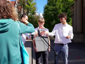 Kontrowersyjny „happening” młodzieżówki PO. Podręcznik prof. Roszkowskiego w niszczarce [WIDEO]