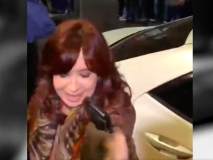 Atak na wiceprezydent Argentyny. Mężczyzna celował z pistoletu [WIDEO] 