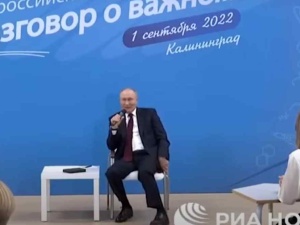Putin rozmawiał z uczniami. Uwagę przykuł jeden szczegół w jego zachowaniu [WIDEO]