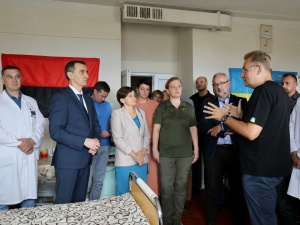 Minister Zdrowia Adam Niedzielski dał się sfotografować w pomieszczeniu z banderowską flagą