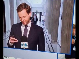 Karuzela śmiechu na antenie TVN24. Reportera rozbawiły słowa Jacka Kurskiego? [WIDEO]