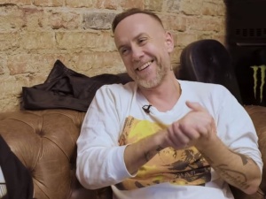 „Który z nich jest geniuszem?” Nergal kpi z wyglądu zmarłego, niepełnosprawnego fizyka Stephena Hawkinga