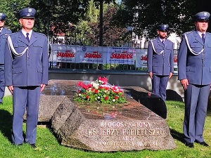Solidarność Służby Więziennej przy grobie ks. Jerzego