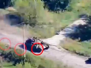 Rosjanie w panice uciekają z jadącego czołgu. Pokazano nagranie [WIDEO]