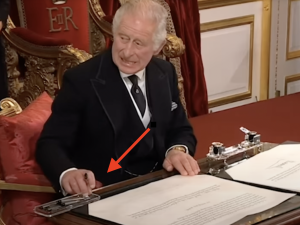 To nie spodobało się brytyjskim dziennikarzom. Nagrano kłopotliwe zachowanie króla Karola III [WIDEO]
