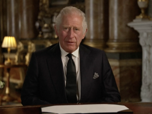 Kiełbasiane palce króla Karola III. Brytyjczycy zaniepokojeni stanem zdrowia nowego monarchy 
