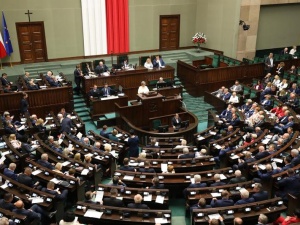 PiS na czele, ale PO depcze po piętach. Ludowcy poza Sejmem. Zobacz najnowszy sondaż