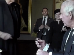 „Mam dość tej cholernej rzeczy”. Król Karol III nie wytrzymał. Wszystko się nagrało [WIDEO] 