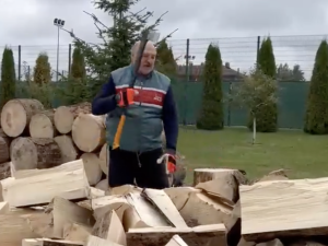Absurdalne nagranie z Łukaszenką. Rąbie drewno i… grzmi o Dudzie i Morawieckim [WIDEO]