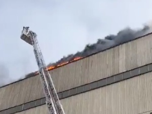 Pożar w Stoczni Gdańskiej. Nieoficjalnie: Ewakuowano setki osób