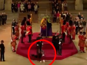 Królewski strażnik zemdlał przy trumnie Elżbiety II. Stacje telewizyjne przerwały transmisję [WIDEO]