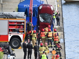 Szczecin: Auto wpadło do Odry. Trwa akcja ratunkowa