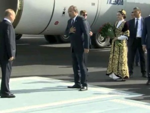 Dziwne zachowanie Władimira Putina na lotnisku. Internauci: „Tchórz” [WIDEO]