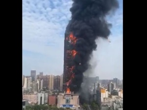 Chiny. Płonie ogromny wieżowiec w Changsha [WIDEO]
