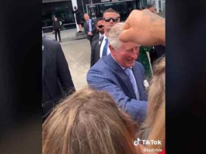 Brytyjczyk chciał przywitać się z Karolem III żółwikiem. Tak zareagował monarcha [WIDEO]