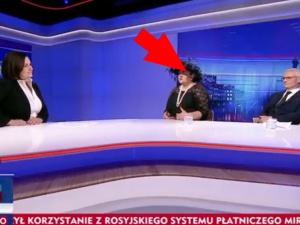 Nakrycie głowy ekspert na antenie TVP Info zrobiło furorę wśród internautów [WIDEO]
