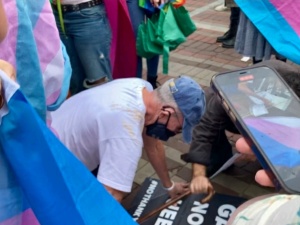74-letnia legenda amerykańskiego ruchu gejowskiego pobita przez aktywistów LGBTQ+ na paradzie równości w Burlington