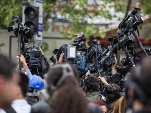 Warszawa: Znany dziennikarz radiowy i telewizyjny zatrzymany. Prokuratura zabiera głos