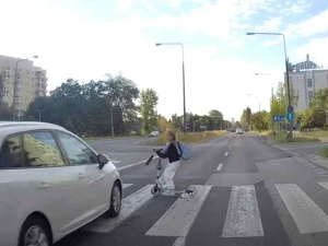 Warszawa. O włos od tragedii. Kierowca prawie potrącił dziecko na pasach [WIDEO]