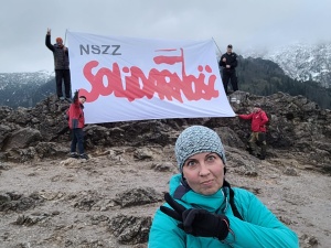 Z flagą Solidarności zdobyli Sarnią Skałę 