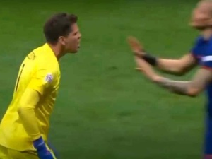 Wojciech Szczęsny wściekł się na boisku. Wdał się w szarpaninę [WIDEO]