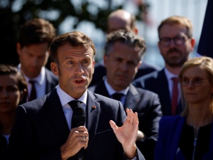 „Teraz jest jasne, kto zdecydował się na wojnę i eskalację”. Macron reaguje na decyzję Putina 