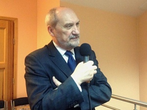 „To naplucie w twarz”. Wściekłość w PO ws. odznaczenia Orderem Orła Białego Antoniego Macierewicza