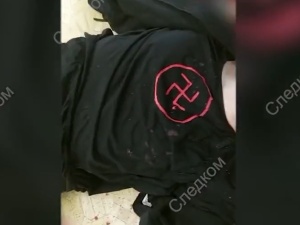 „Taka będzie narracja”. Rosjanie publikują nagranie. Sprawca strzelaniny w szkole ze swastyką na koszulce [18+]