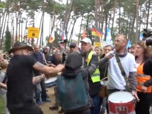 Niemcy: Prorosyjska demonstracja w Lubminie. Zaatakowano młode kobiety z Ukrainy [WIDEO] 