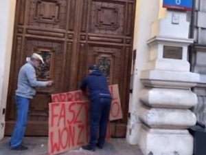 [wideo] „Faszyści won z Polski”. Niespokojnie pod ambasadą włoską w Warszawie