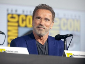 „Jestem świadkiem zniszczeń wywołanych przez nazizm”. Schwarzenegger zwiedzi Muzeum Auschwitz 