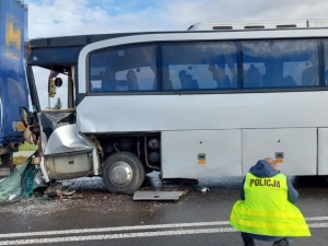 Autobus zderzył się z tirem. Podróżowało w nim 27 dzieci