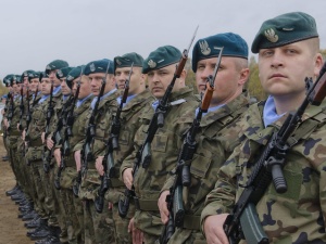 Sondaż. Polacy odpowiedzieli, co sądzą o powrocie obowiązkowej służby wojskowej