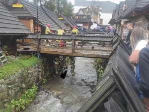 [FOTO] Zakopane: W potoku w centrum miasta znaleziono ciało mężczyzny