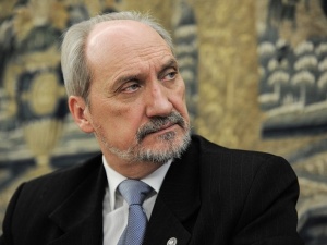 Macierewicz wytyka TVN-owi „kłamstwa” i przekazuje materiały do KRRiT
