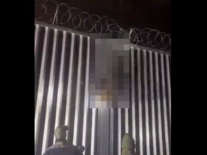 [WIDEO] Burza wokół filmu z imigrantem wiszącym na płocie. Jest komunikat Straży Granicznej
