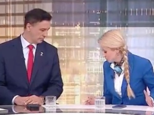 „Proszę mnie nie kopać!” Niecodzienna sytuacja na antenie TVP Info [WIDEO]