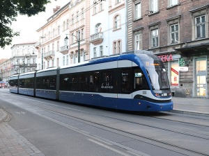 Atak maczetami na pasażera tramwaju w Krakowie. Motorniczy wykazał się wielką odwagą