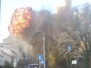 Trwa atak na Kijów. W sieci pojawiło się nagranie z momentu uderzenia rakiety