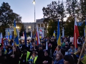 „Ter-ro-ryś-ci, ter-ro-ryś-ci!” Gorąco pod rosyjską ambasadą w Warszawie [WIDEO]