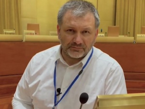 „Byliśmy na łączach z komisarzem Reyndersem i szefową biura Very Jourowej...”. Sędzia Żurek o tzw. „kamieniach milowych” [VIDEO]
